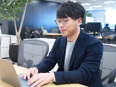 インタビュイー 呂 万平さんが業務をする様子