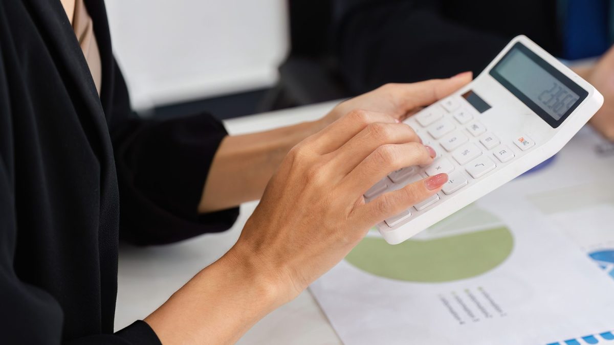 電卓を叩くスーツ姿の女性