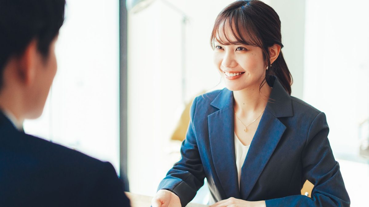 相手の話を聞くスーツ姿の女性
