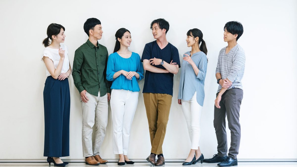 立ちながら話している私服姿の男女6人