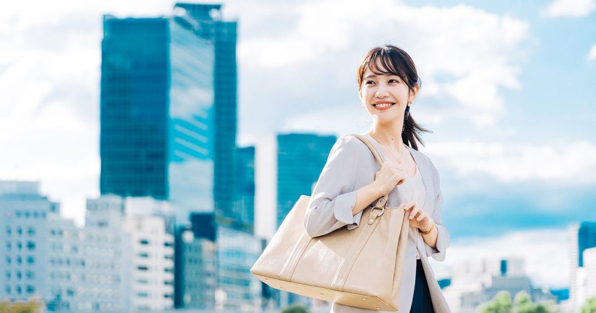 笑顔でオフィス街を歩く女性