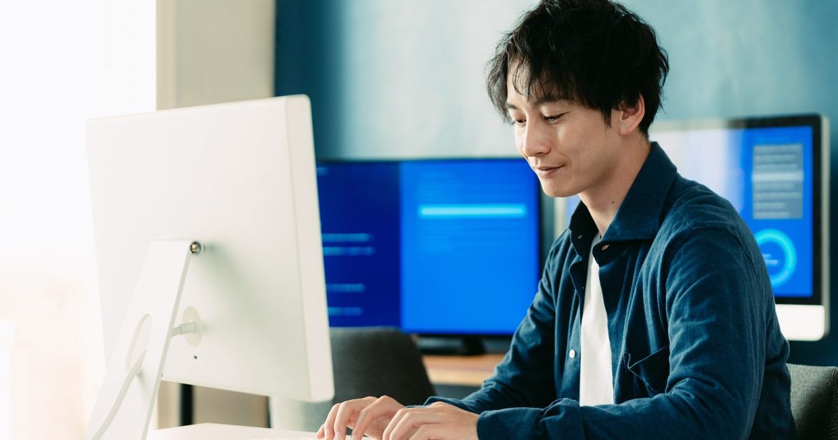 パソコンを操作する男性