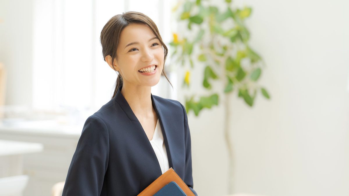 スーツを着た笑顔の女性