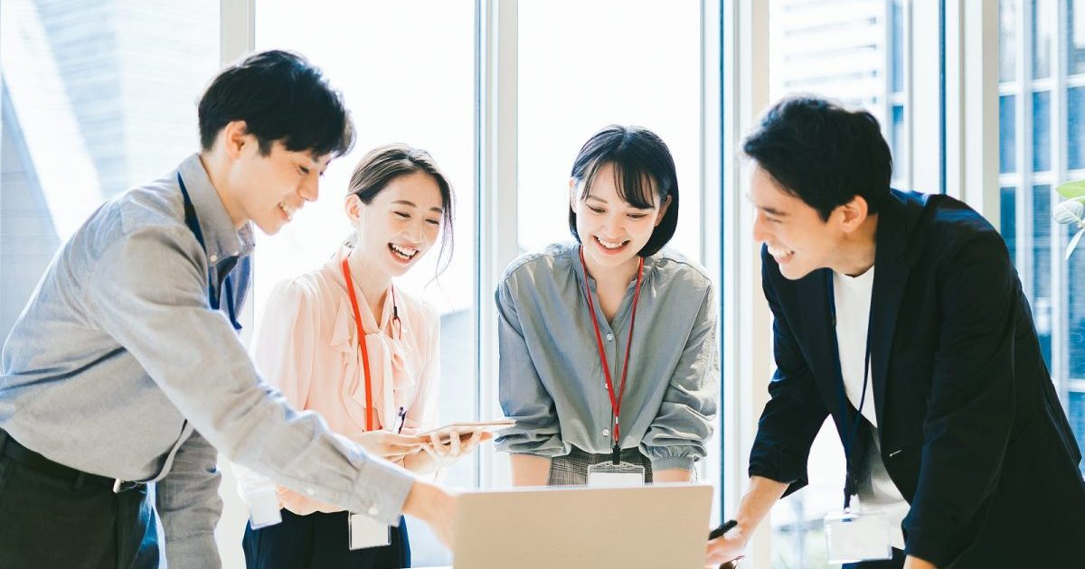 オフィスで話し合う男女
