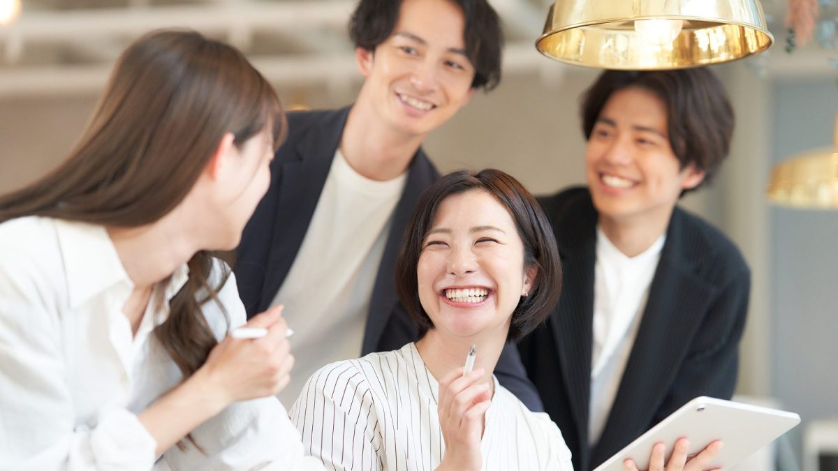 タブレットを手に持つ笑顔の女性