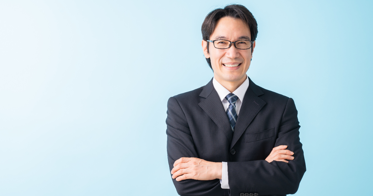 笑顔で腕組みをしているビジネスマン