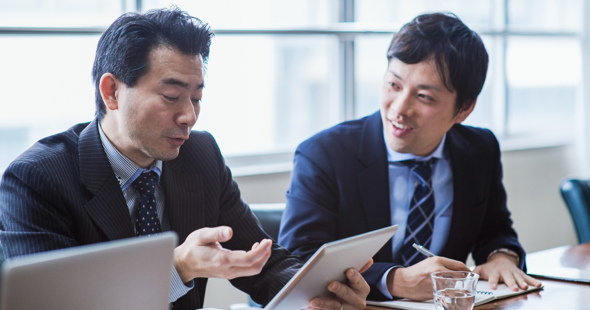 談笑している男性2人