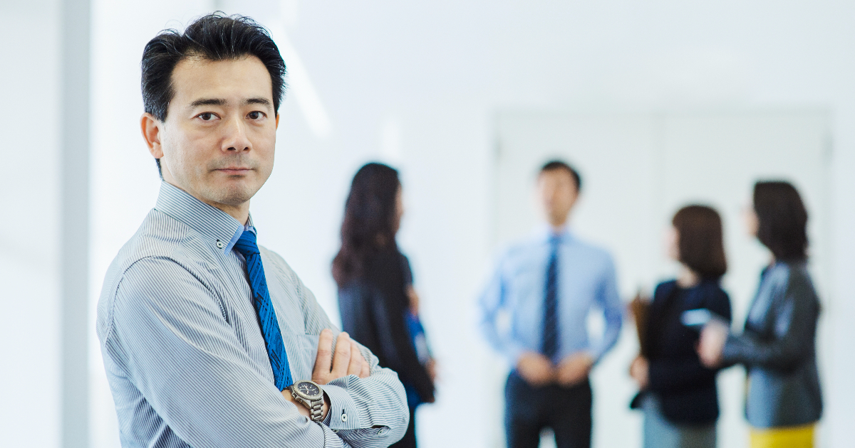 腕を組んでいるビジネスマン