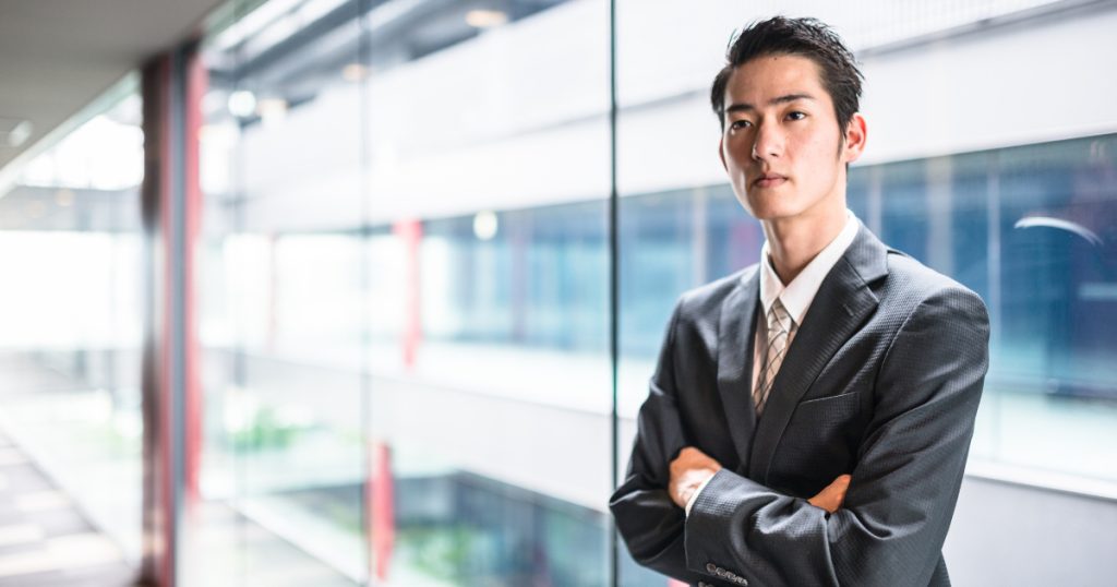 腕組みをしているビジネスマン