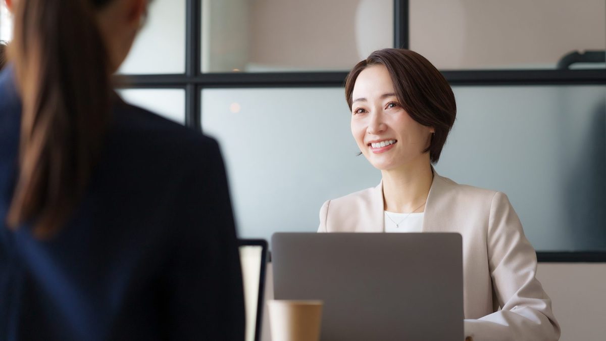 笑顔で会議に参加する女性