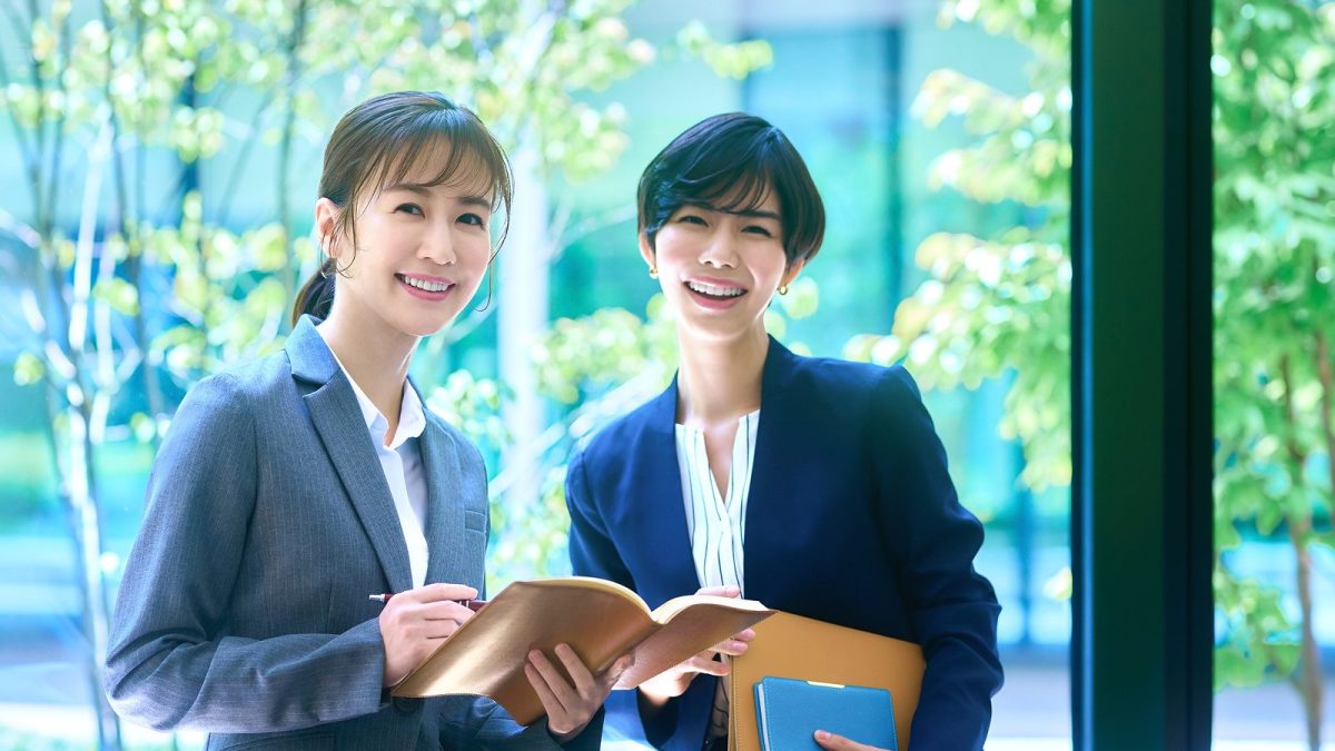 スーツ姿の女性二人