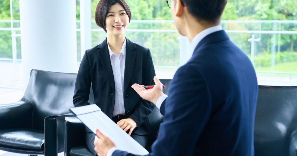 面接を受けるスーツ姿の女性