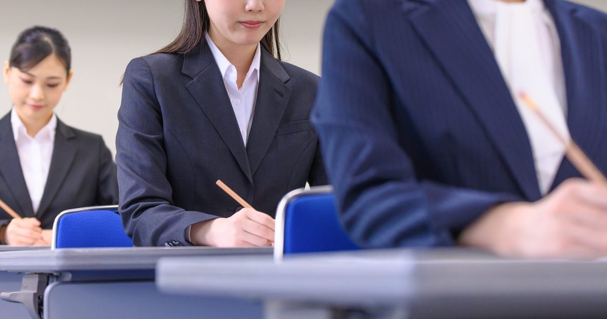 試験を受けるスーツ姿の女性