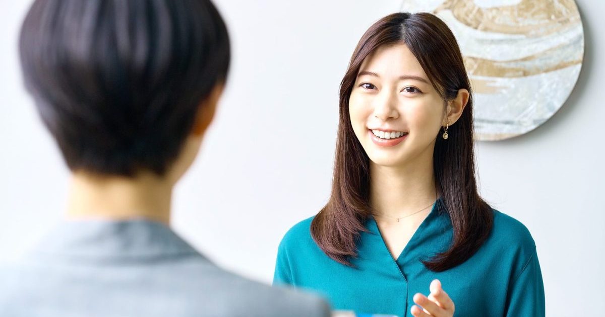 ターコイズブルーのシャツを着た若い女性