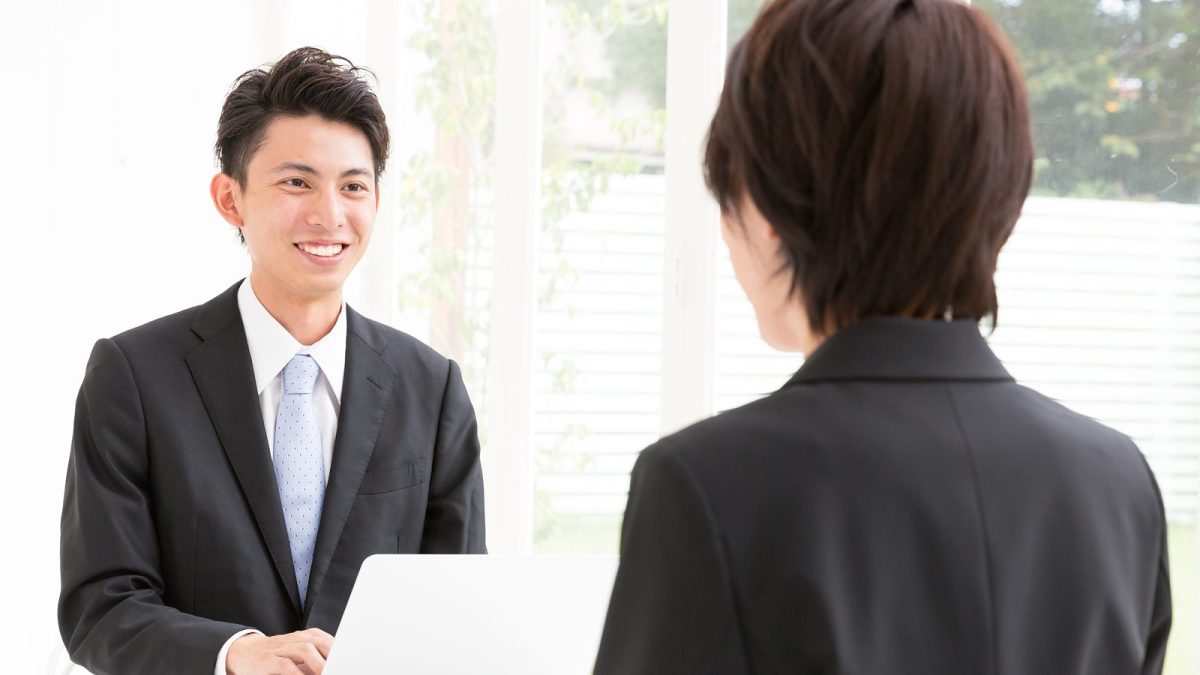 面接中の男女