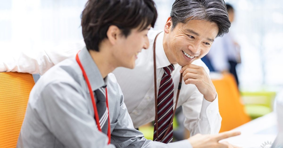 オフィスで談笑する二人の男性