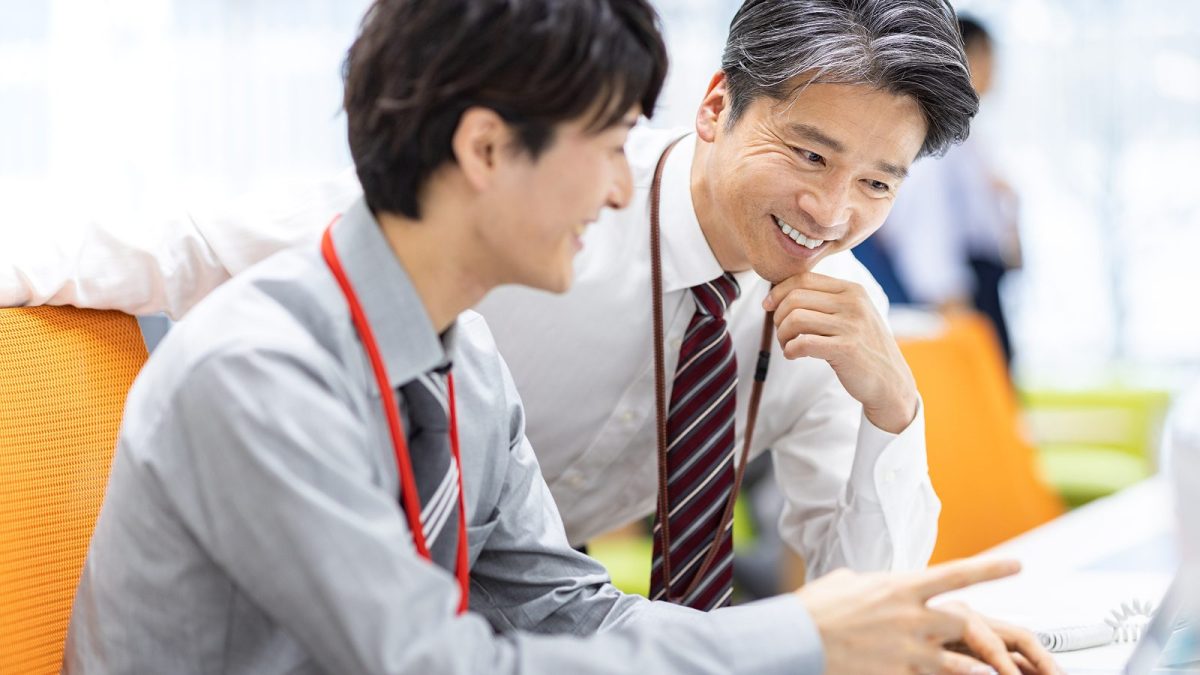 オフィスで談笑をする男性社員