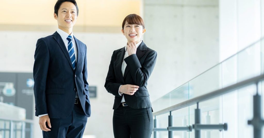 スーツ姿の若い男女