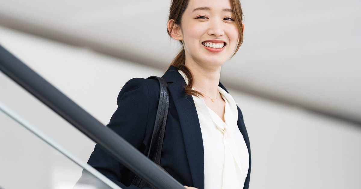階段を降りるスーツ姿の女性