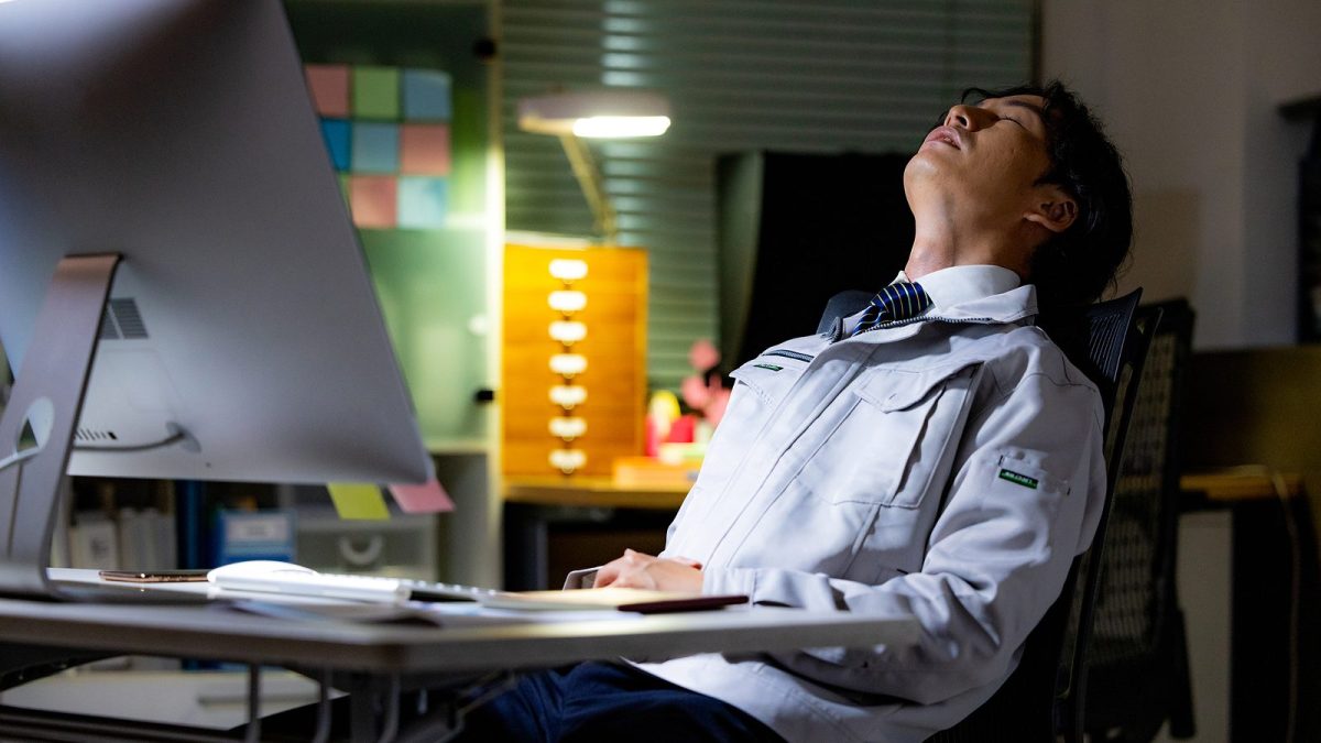 深夜にオフィスで仕事をする男性