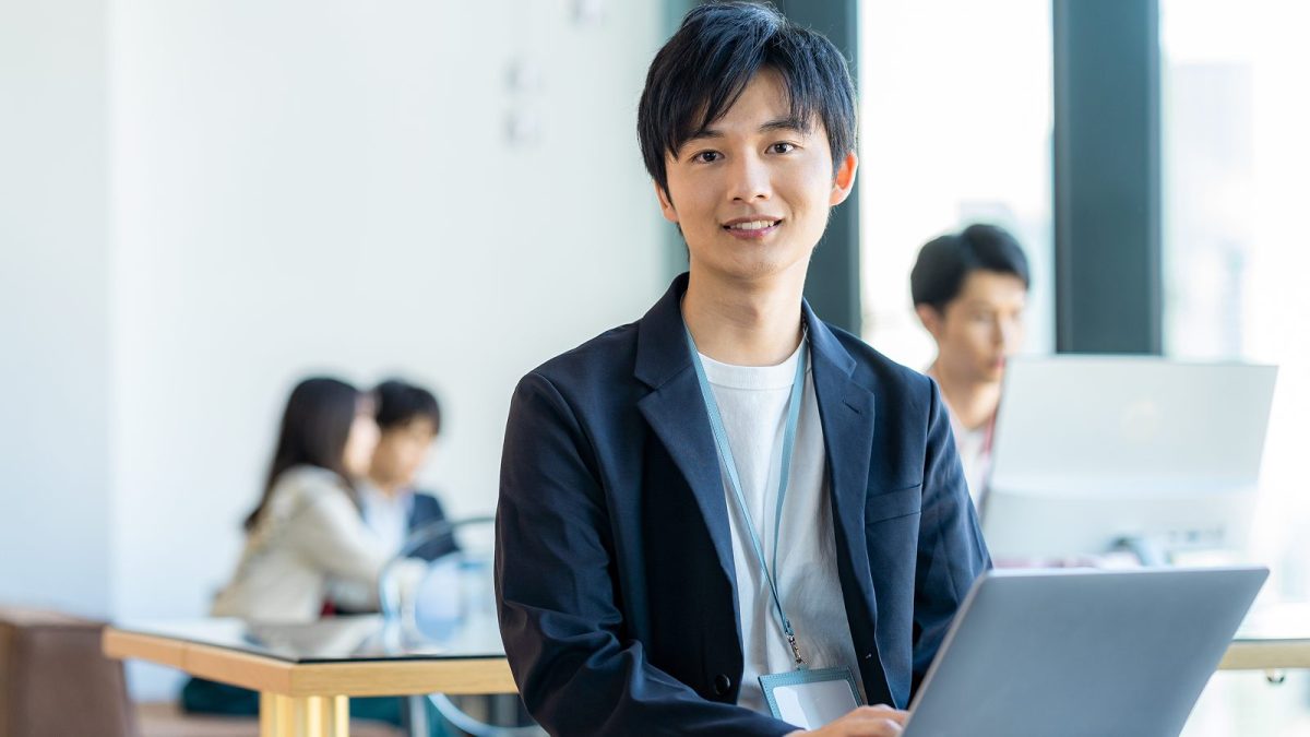 ノートパソコンを操作する男性社員