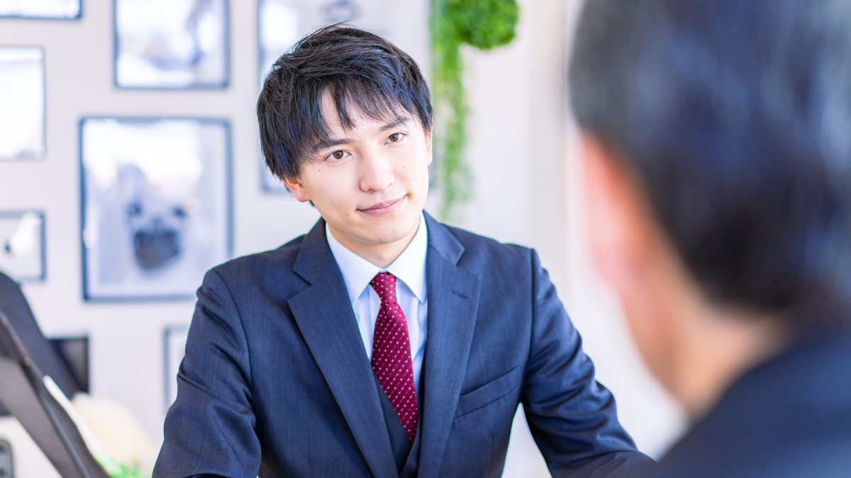 商談相手を見つめる男性