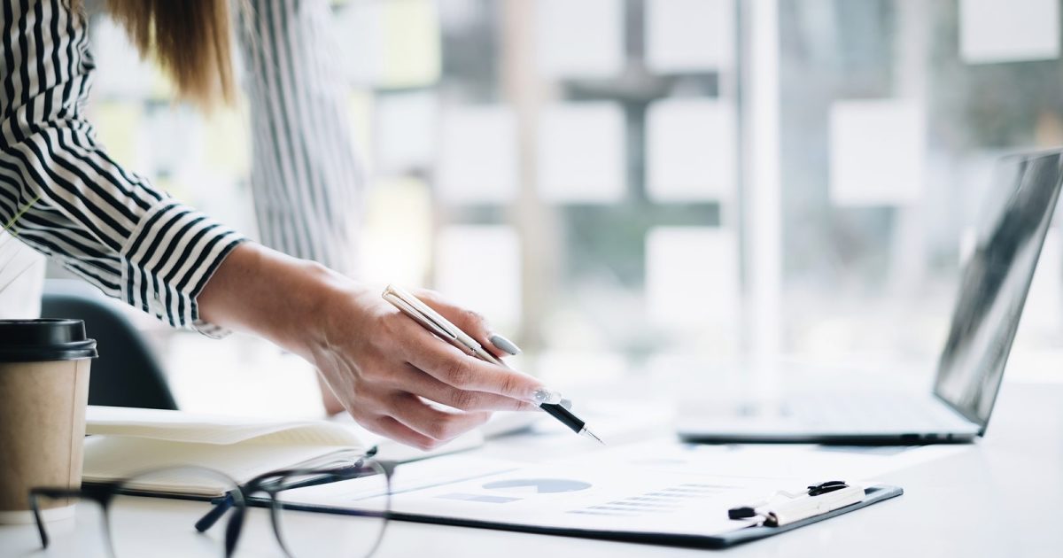 バインダーに挟んだ資料にメモを書きこむ様子