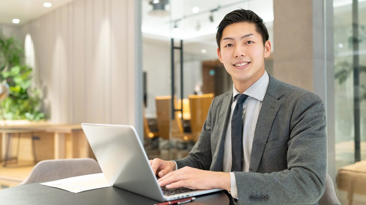 オフィスでノートパソコンを操作する若い男性
