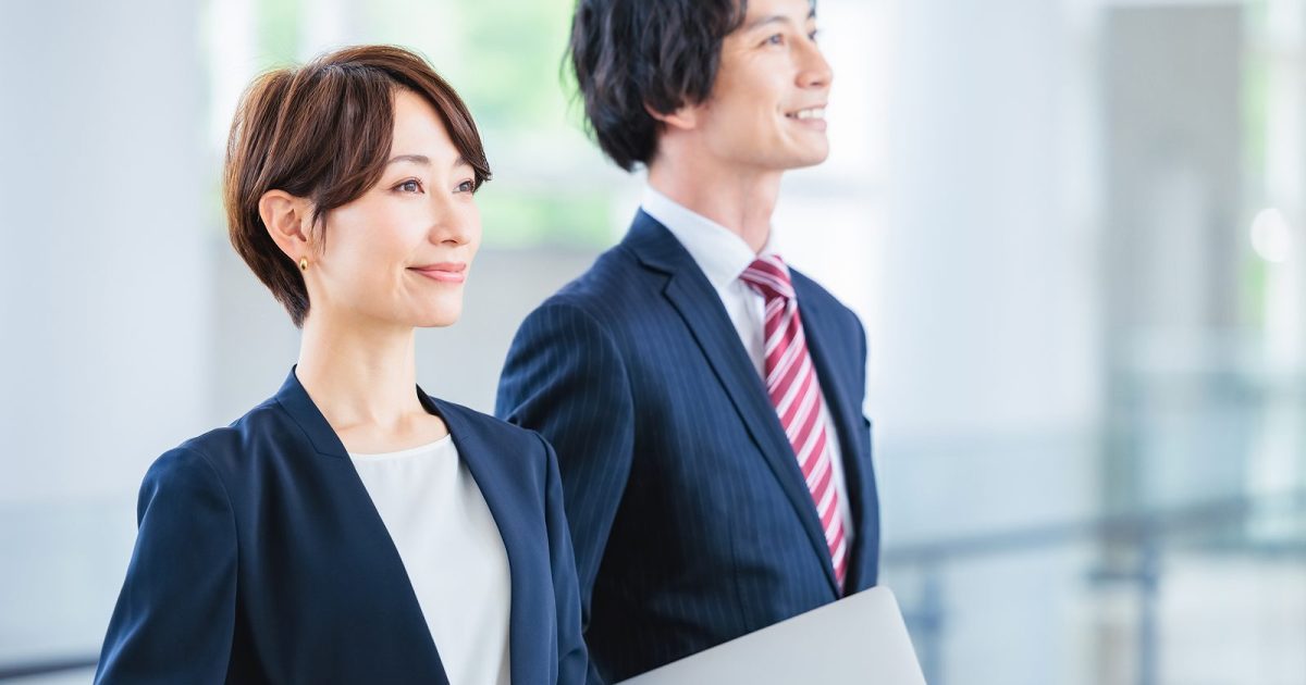 スーツを着た男女