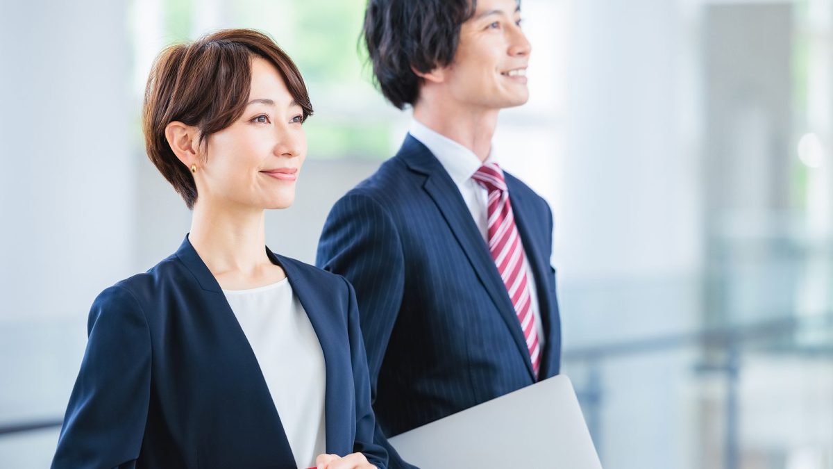 横並びで立つスーツ姿の男女