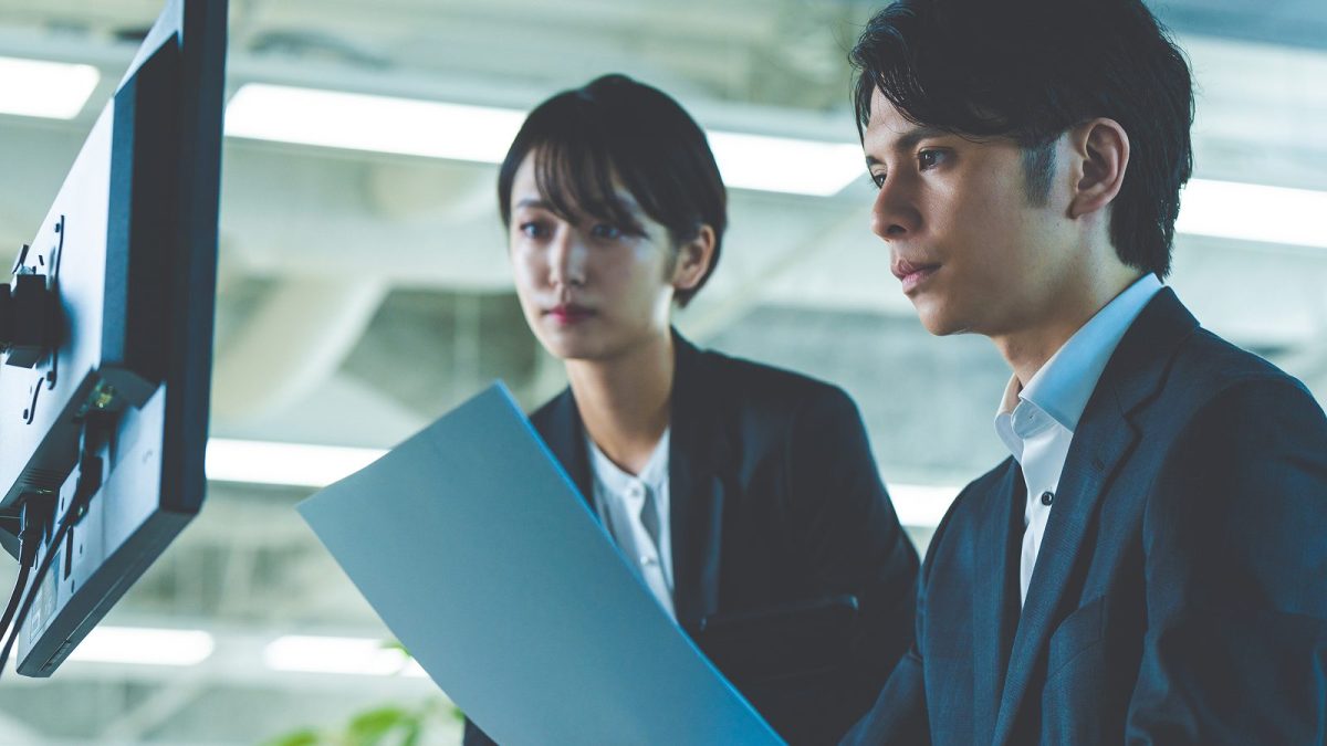 真剣な表情でモニターの画面を見る若い社員