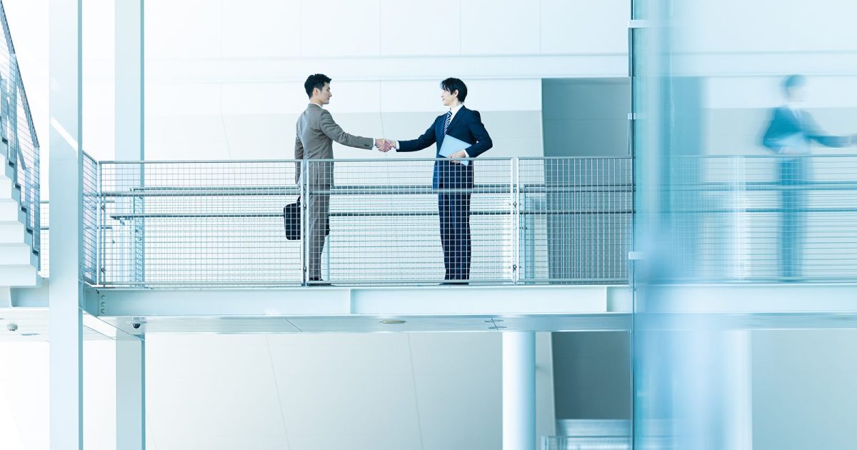 握手をする2人のビジネスパーソン