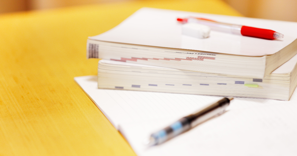 2冊の辞書とノート、ボールペン