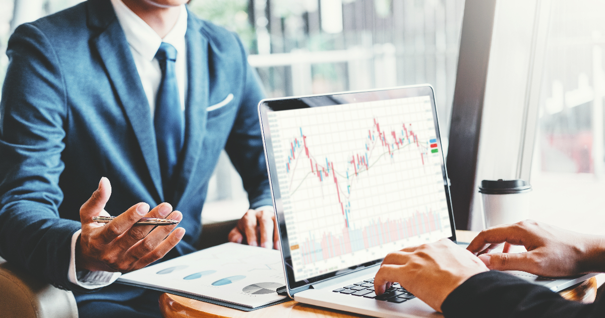 ノートパソコンに資料を映し出す様子