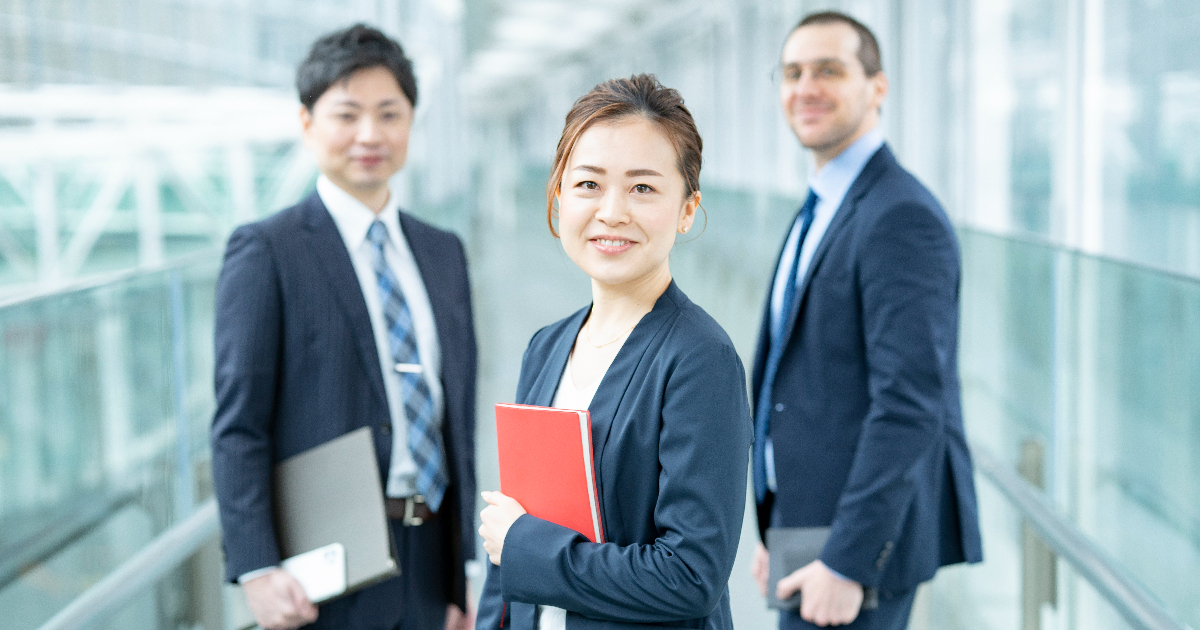 スーツを着た男女3名