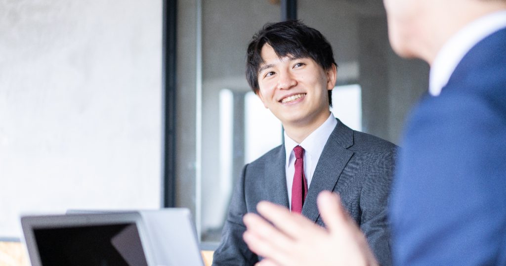 スーツ姿の笑顔の男性