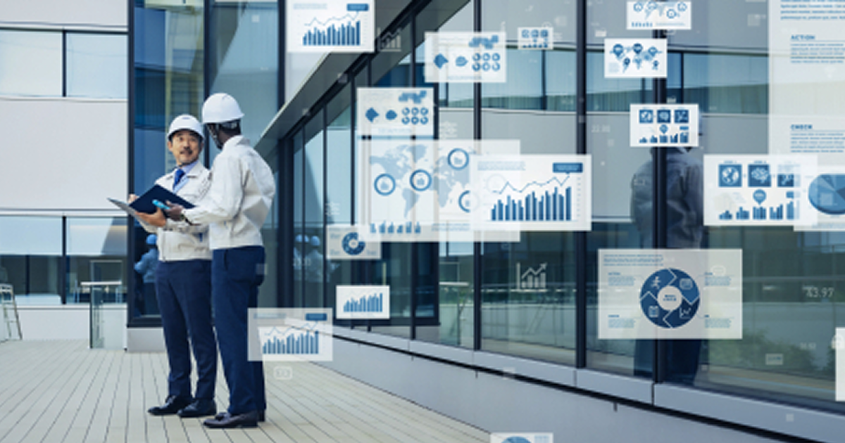 ヘルメットを被った男性がデータ分析をする様子