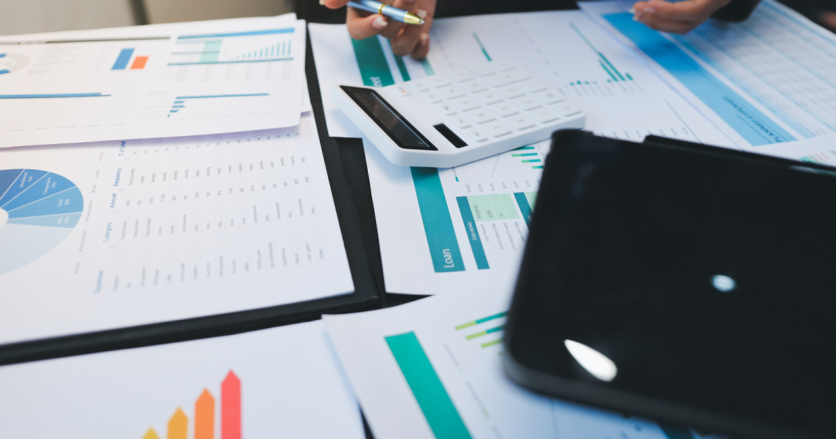 紙の資料を並べて分析する様子