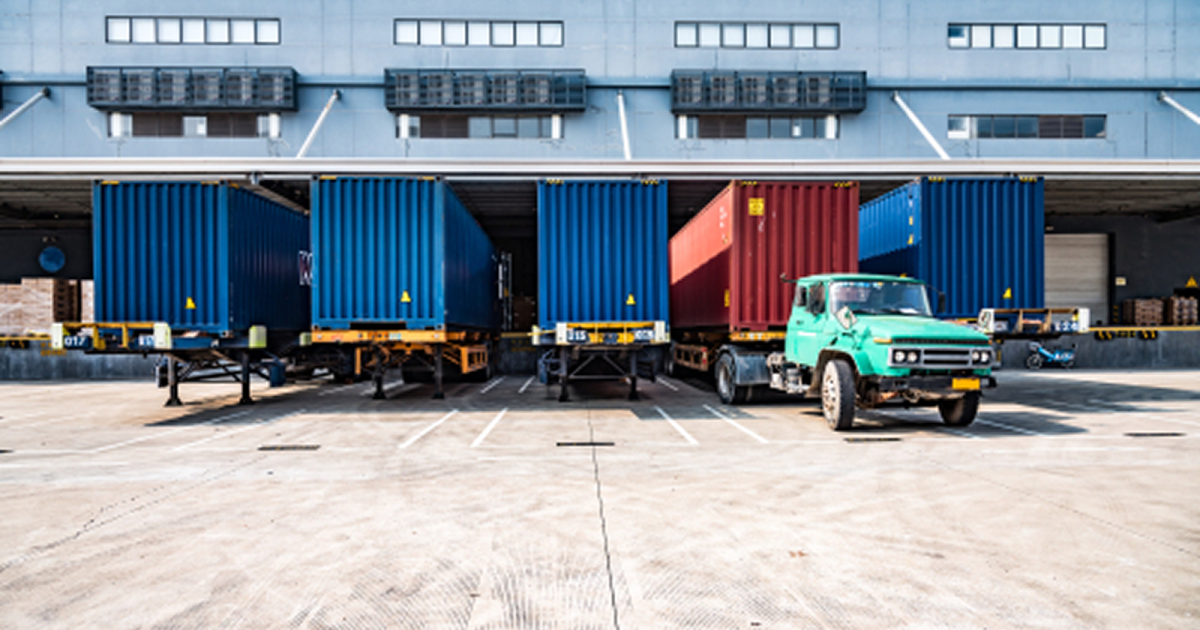 駐車場に並ぶコンテナ専用トラック