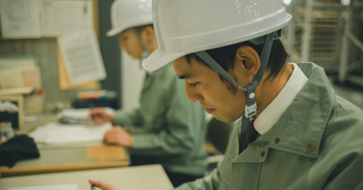 建設現場で働くヘルメットを被った男性