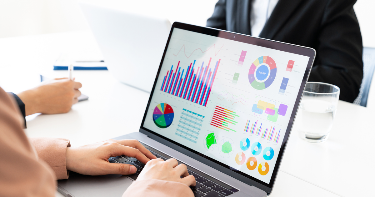 ノートパソコンで資料を作成する様子