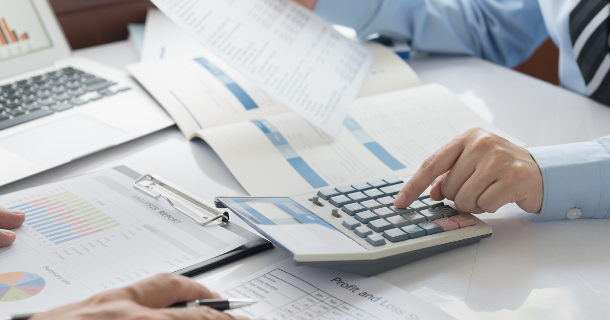 資料を見比べながら電卓を叩く様子