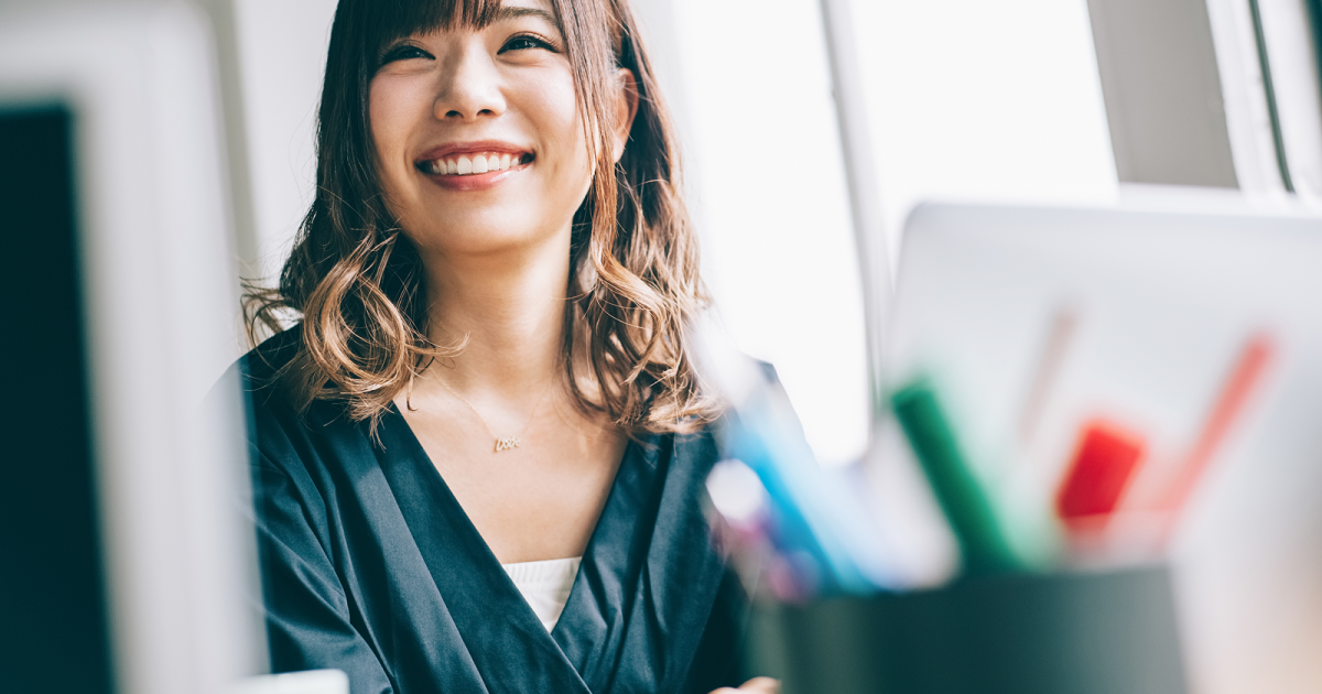 笑顔で仕事をする女性