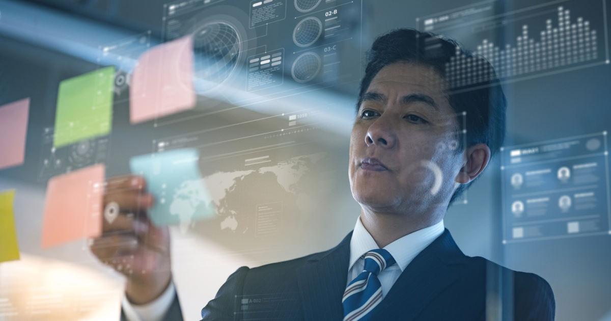 難しい表情で付箋を手に取る男性