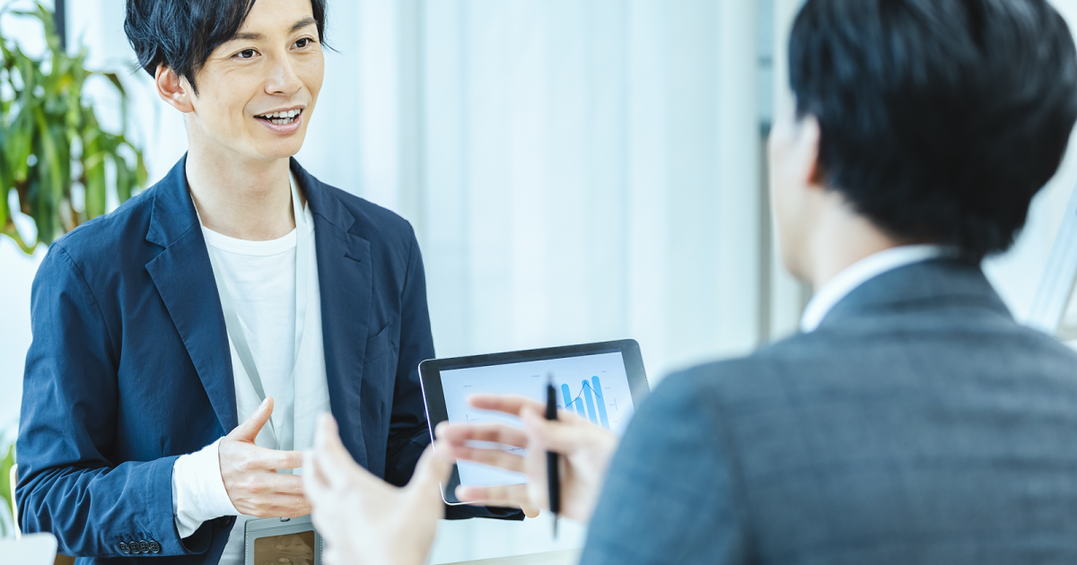 タブレットに資料を映して説明する男性