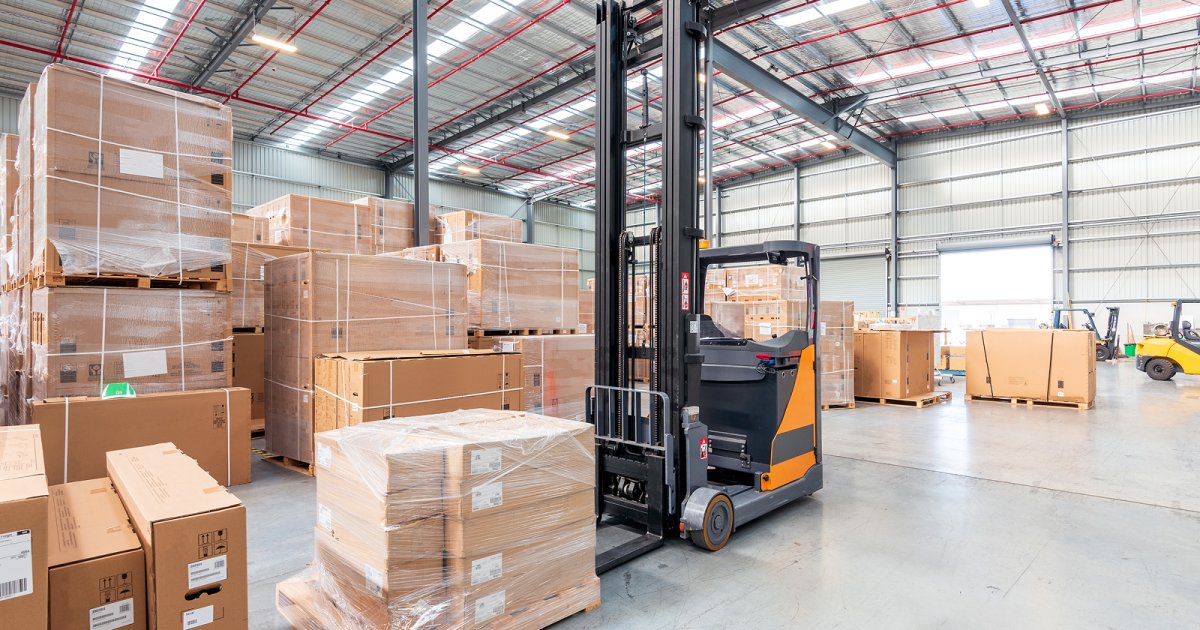 荷物が積み上げられたフォークリフト