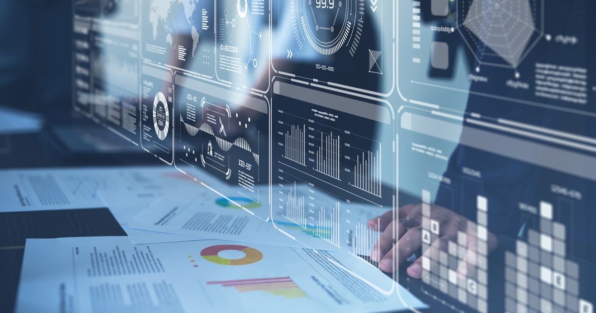 印刷された資料を見ながらデータ分析をするイメージ