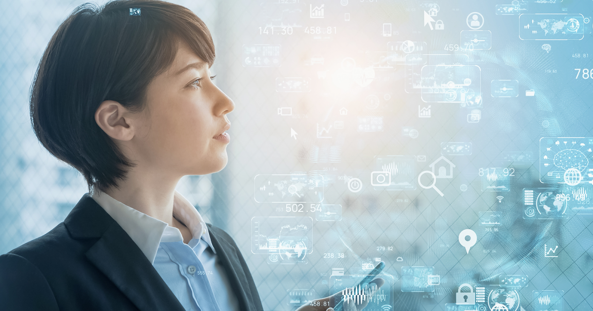 さまざまなデータを比較する女性