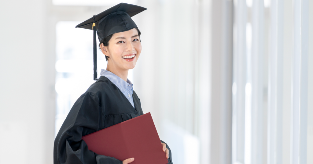 モルタルボードを被った女性