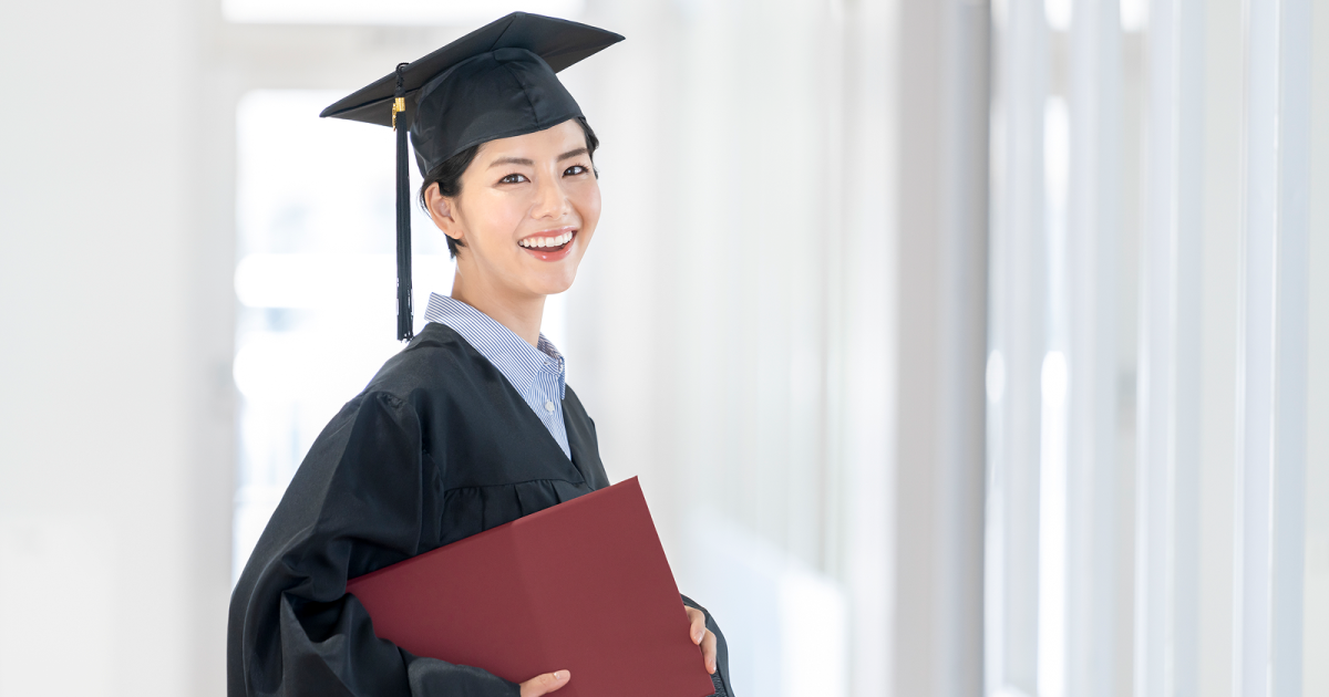 モルタルボードを被った女性